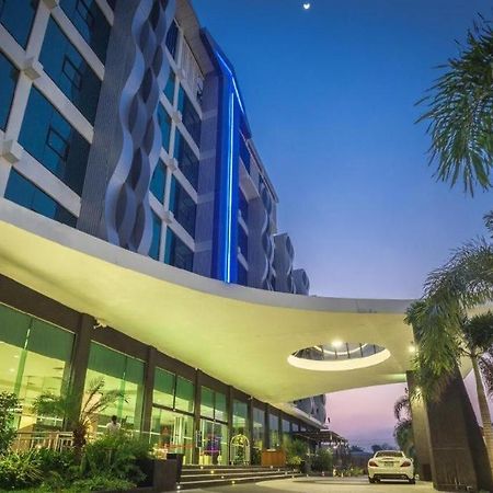 Alvarez Hotel Buriram Exterior foto