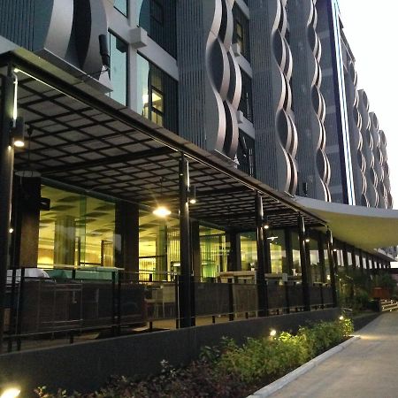 Alvarez Hotel Buriram Exterior foto