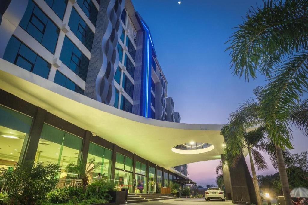 Alvarez Hotel Buriram Exterior foto