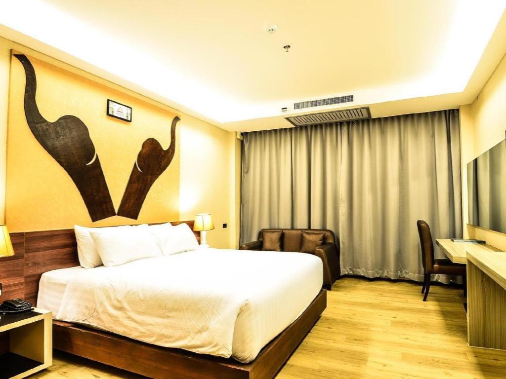 Alvarez Hotel Buriram Exterior foto