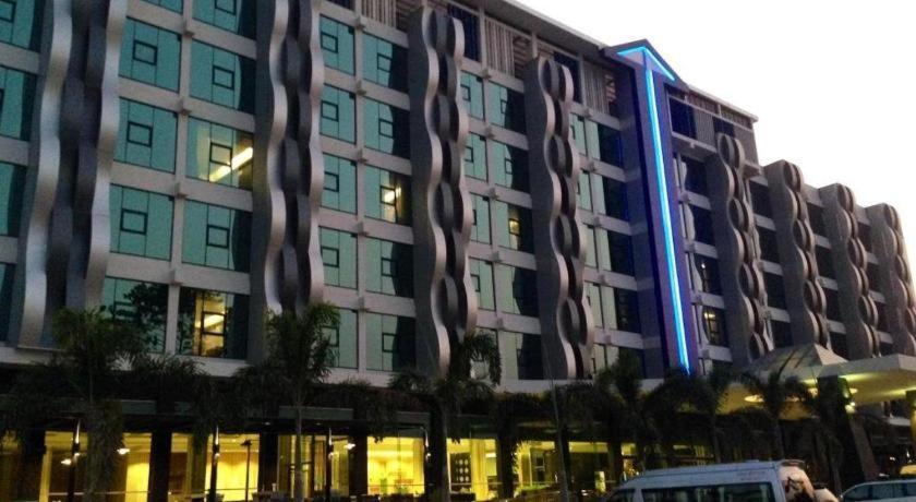 Alvarez Hotel Buriram Exterior foto