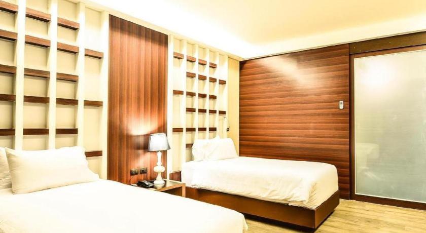 Alvarez Hotel Buriram Exterior foto