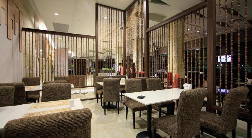 Alvarez Hotel Buriram Exterior foto