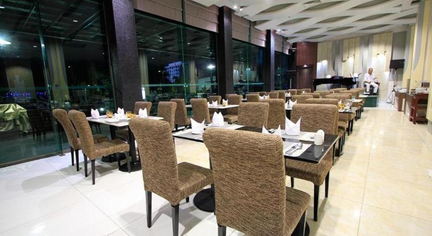 Alvarez Hotel Buriram Exterior foto