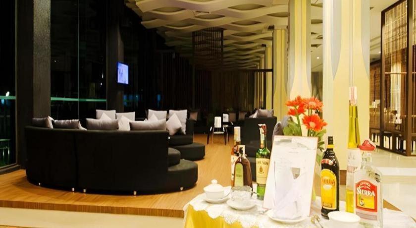 Alvarez Hotel Buriram Exterior foto