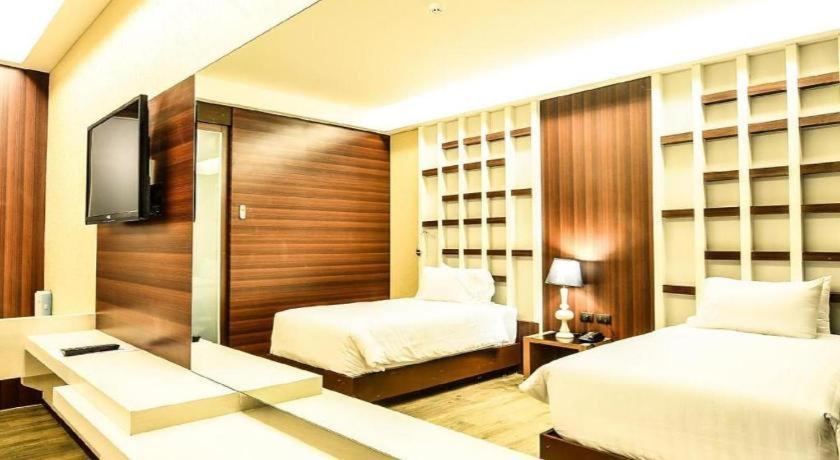 Alvarez Hotel Buriram Exterior foto