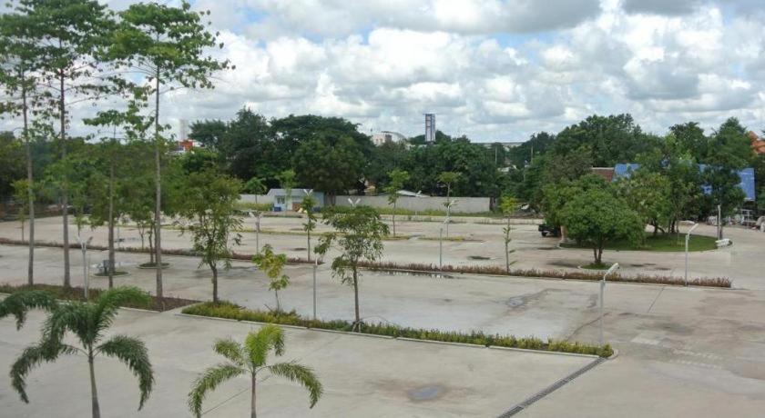 Alvarez Hotel Buriram Exterior foto