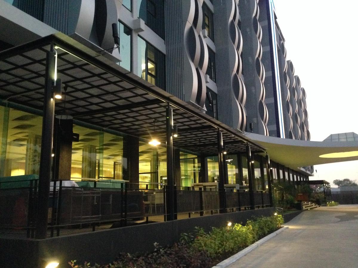 Alvarez Hotel Buriram Exterior foto